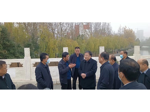 陳秀興巡視東昌湖、運(yùn)河環(huán)境治理工作